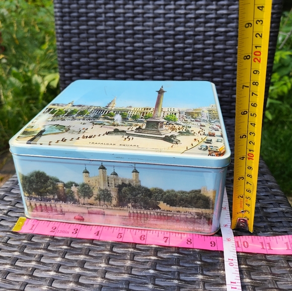 Large Vintage TRAFALGAR SQUARE Tin Container by Elkes Biscuits - Picture 9 of 9